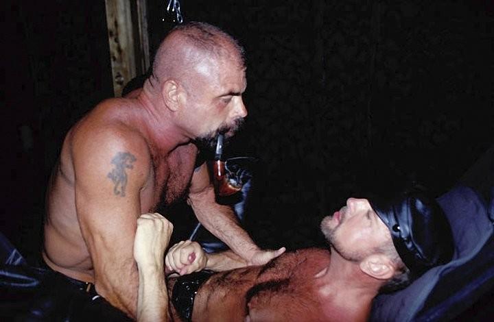 20P Older knights in leather  enjoy oral and anal orgy