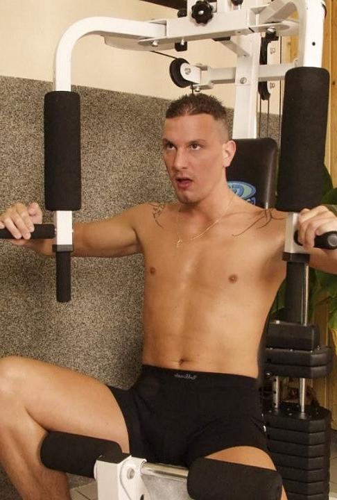 20P Smooth muscle dudes sucking and pounding and shooting in a gym