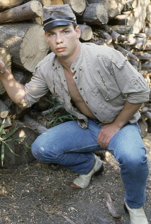 20P A giant cock muscle dude stripping and showing off in a garden