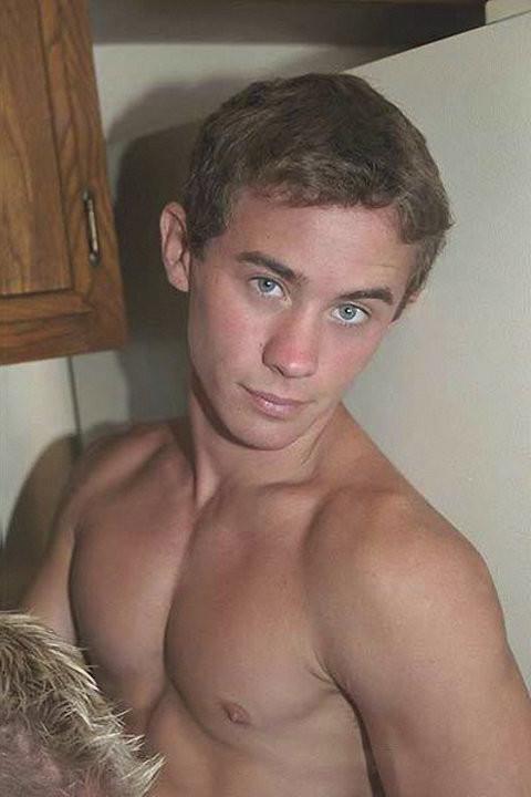 20P Smooth slender college fellows sucking and screwing in a kitchen