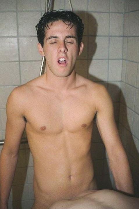 20P Two gorgeous twinks sucking and screwing each other in a shower