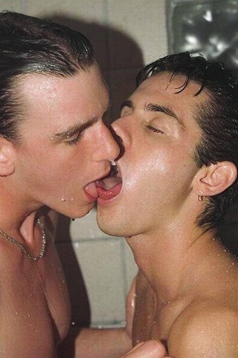 20P Two gorgeous twinks sucking and screwing each other in a shower
