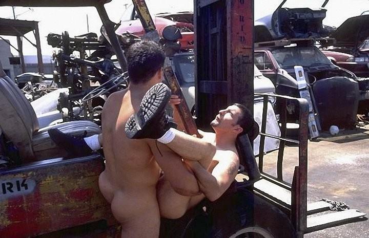 20P Two smooth muscle mechanics sucking and fucking in an auto dump