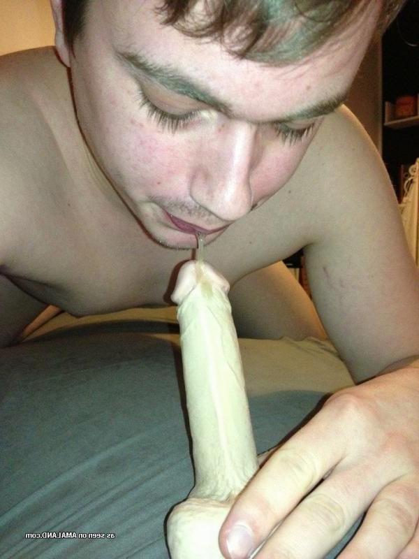 10P Collection of an amateur twink sucking his dildo