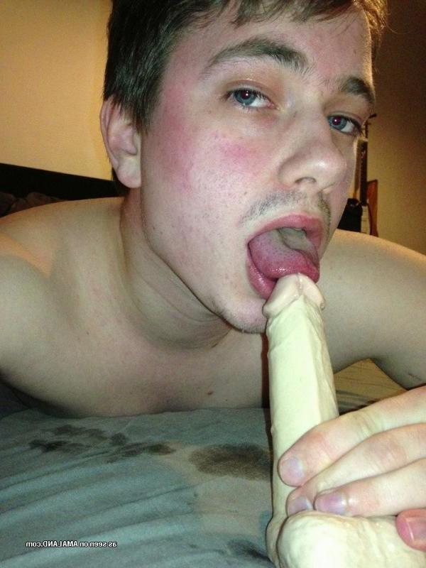 10P Collection of an amateur twink sucking his dildo