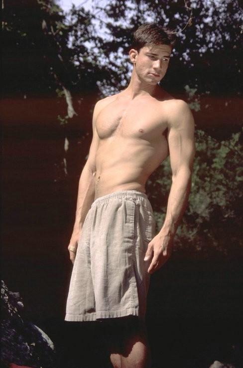 15P Muscle gay tourist posing nude