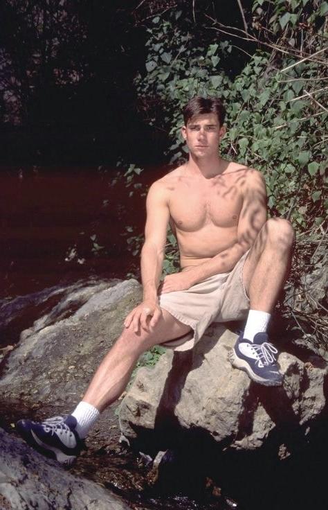 15P Muscle gay tourist posing nude