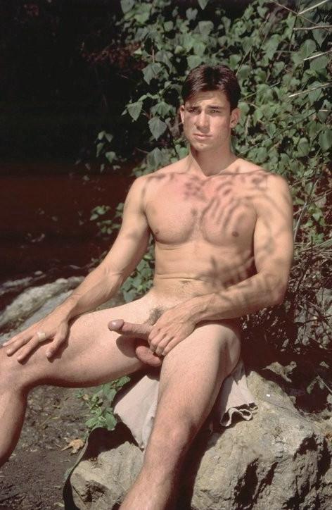 15P Muscle gay tourist posing nude