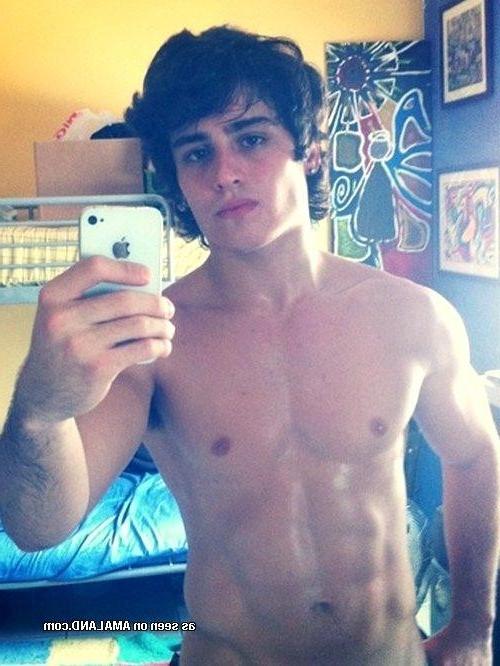 10P Camwhoring hunks showing nice abs and big cocks