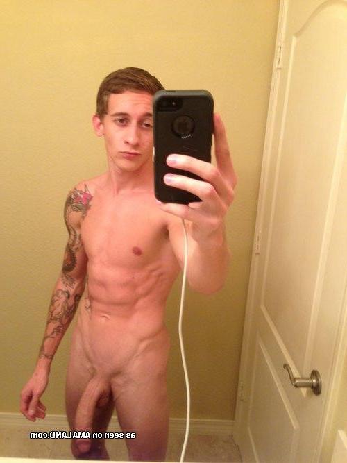 10P Camwhoring hunks showing nice abs and big cocks