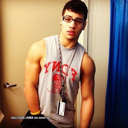 10P Camwhoring hunks showing nice abs and big cocks