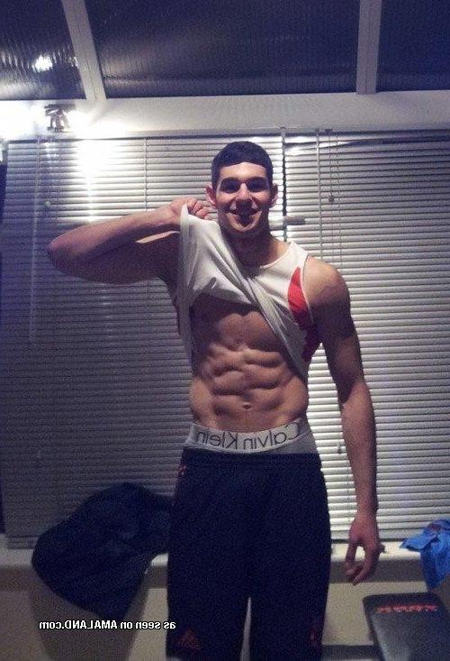 10P Camwhoring hunks showing nice abs and big cocks