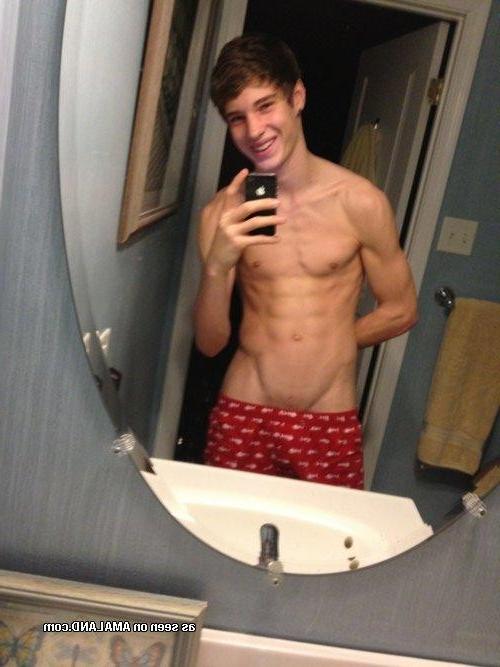 10P Shirtless amateur hunks show off their hot sexy bodies