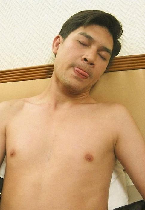 20P A gorgeous asian twink getting horny and jerking off in a hotel