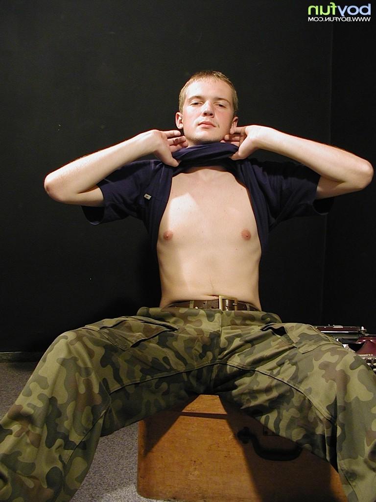 15P Sexy Adam Rogers peels off his camouflage pants