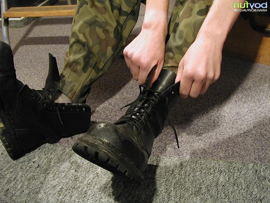 15P Sexy Adam Rogers peels off his camouflage pants