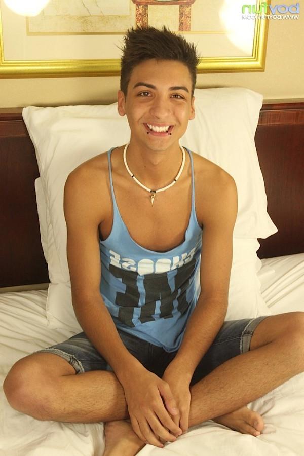 15P Smooth twink Roman Daniels busts a nut onto his stomach