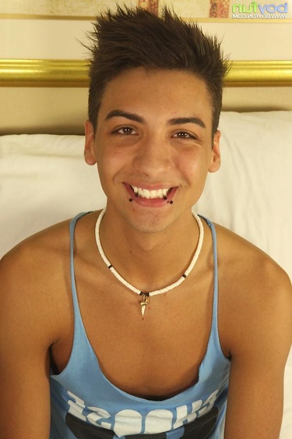 15P Smooth twink Roman Daniels busts a nut onto his stomach