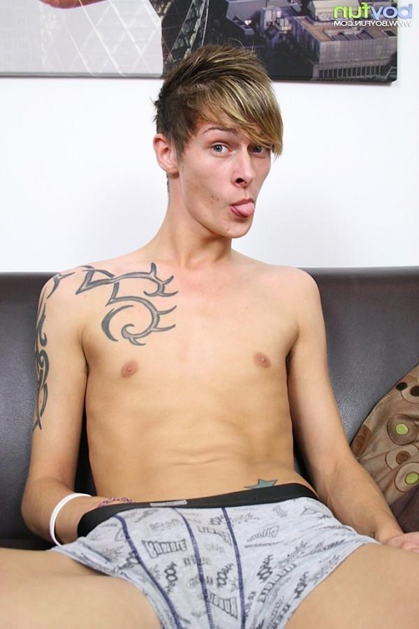 15P Tattooed Connor Levi busts a big nut onto his stomach