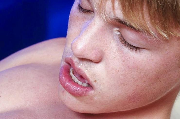 19P Blond twink tries self sucking and cums eventually
