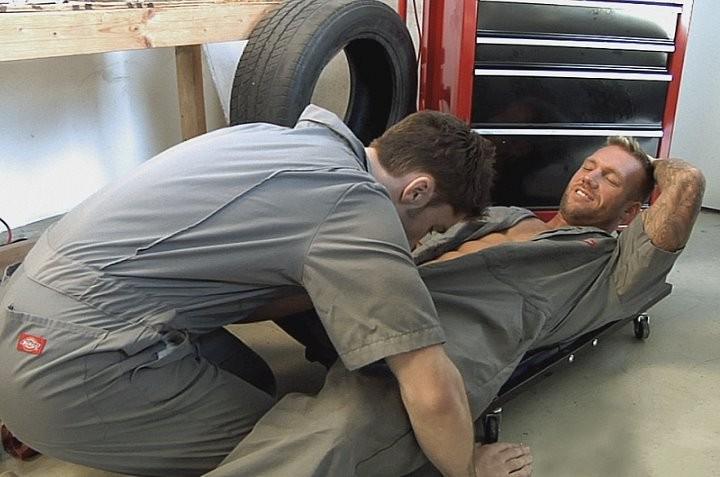 20P Smooth muscles screwing bareback and cumming in a vehicle shed