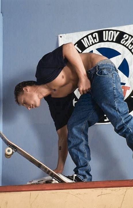 20P A smooth skateboarder stripping and jerking off in a studio