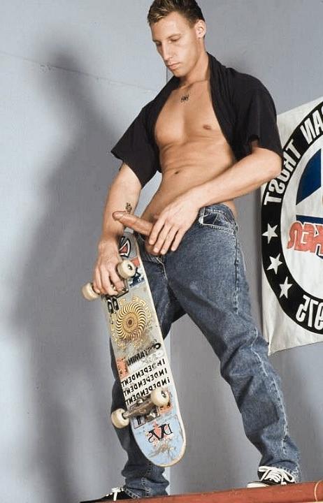 20P A smooth skateboarder stripping and jerking off in a studio