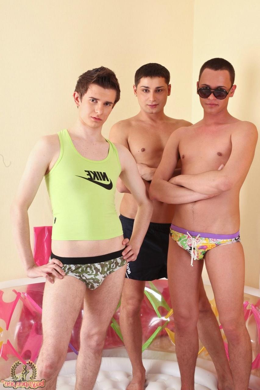 15P Two guys have their way with a delicious homo ass