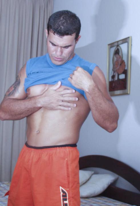 20P A smooth muscle fellow enjoys jerking off and cumming on himself