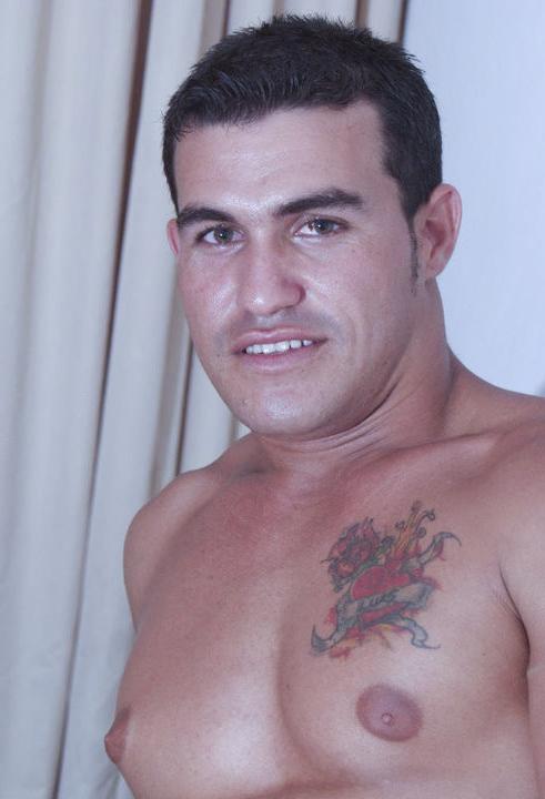 20P A smooth muscle fellow enjoys jerking off and cumming on himself