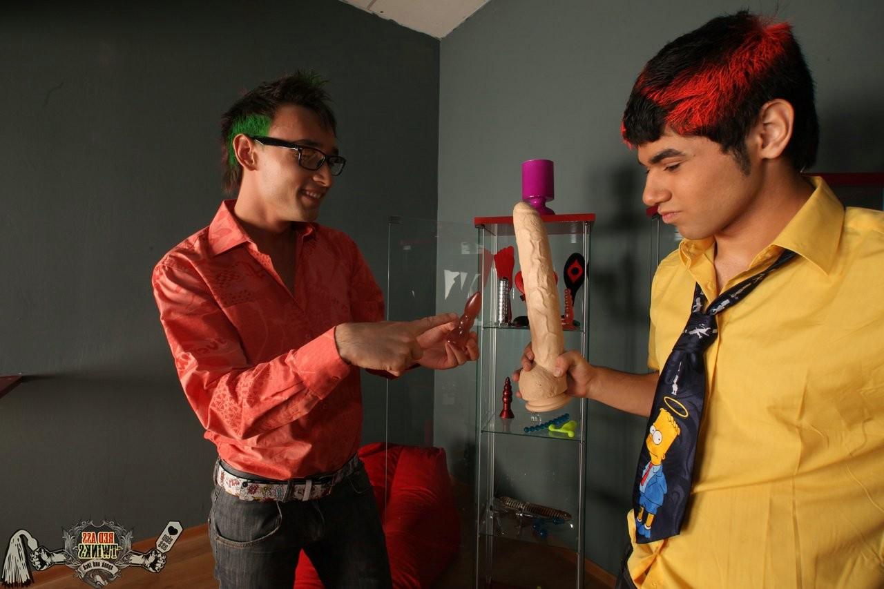 15P Punk homos get it on with one another in a hot gay video