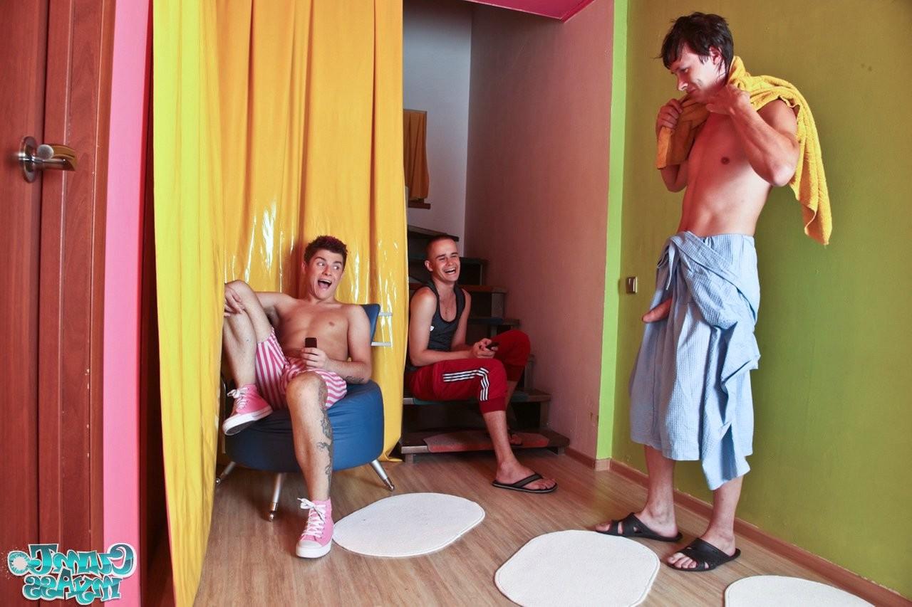 15P Body building twink introduces himself to two gay cocks