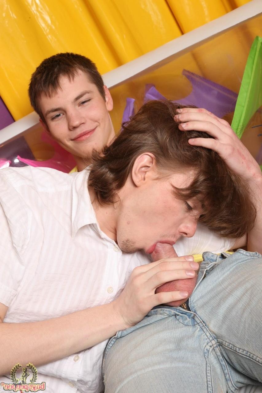 15P Delicious gay twink dudes getting it on in an inflatable pool