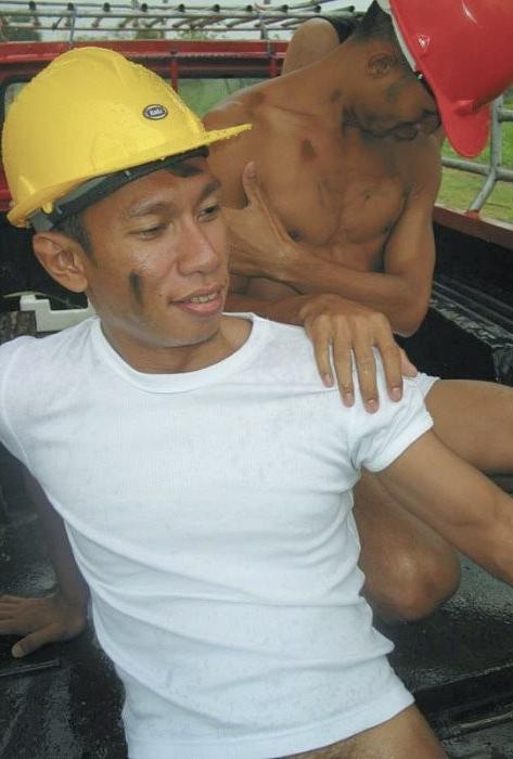 20P Three asian auto mechamics kissing and jerking off in the raw