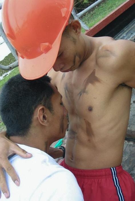 20P Three asian auto mechamics kissing and jerking off in the raw