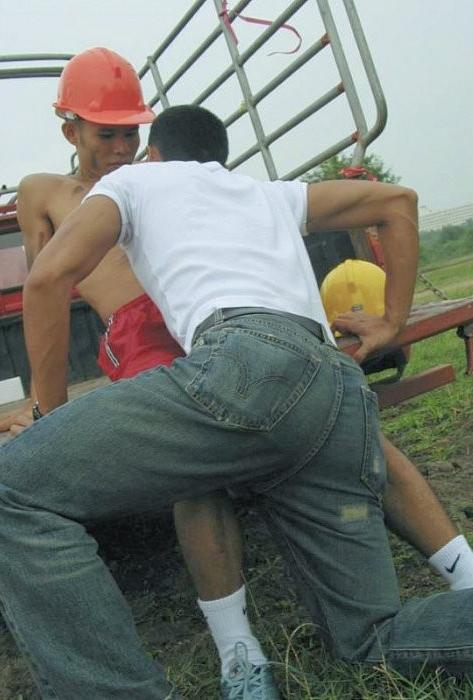 20P Three asian auto mechamics kissing and jerking off in the raw