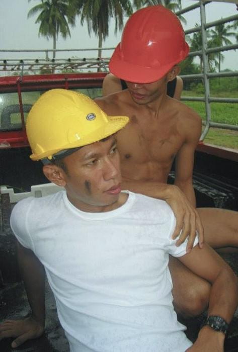 20P Three asian auto mechamics kissing and jerking off in the raw
