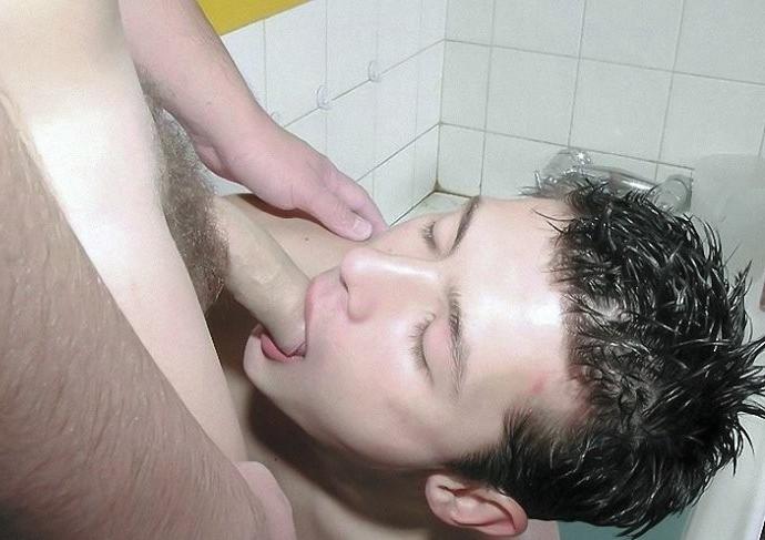 20P Two college twinks sucking each others cock in a bathroomm