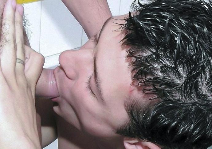 20P Two college twinks sucking each others cock in a bathroomm