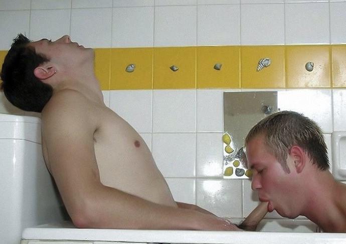 20P Two college twinks sucking each others cock in a bathroomm