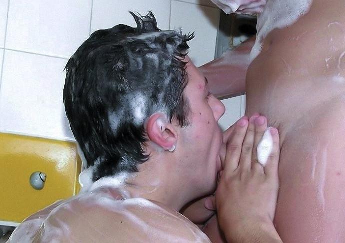 20P Two college twinks sucking each others cock in a bathroomm