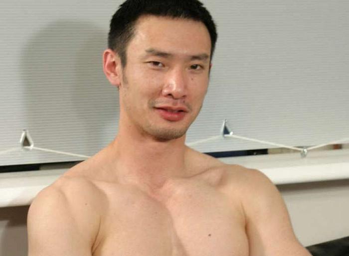 20P Two euro muscle bandits seducing and drilling an asian hunk