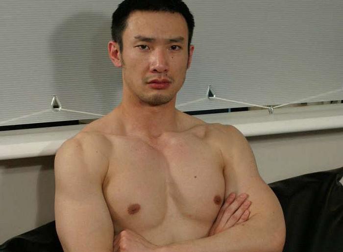 20P Two euro muscle bandits seducing and drilling an asian hunk