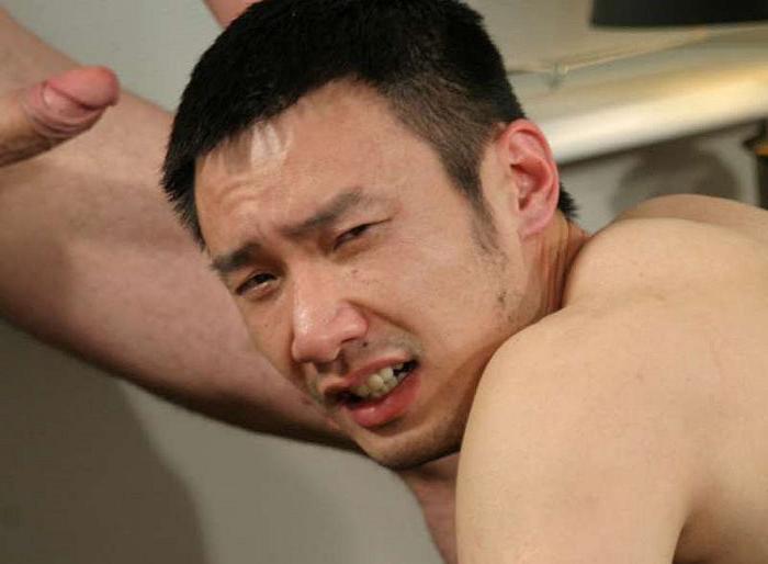 20P Two euro muscle bandits seducing and drilling an asian hunk