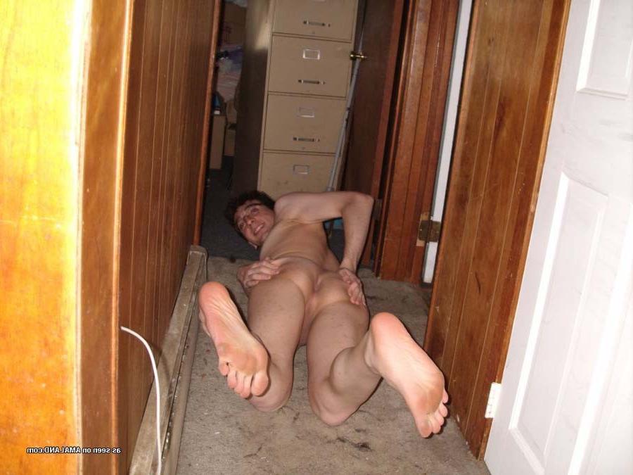16P Photos of a naked geeky twink getting sleazy on cam 