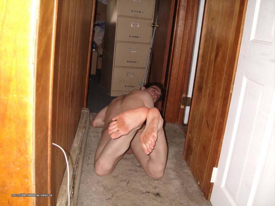 16P Photos of a naked geeky twink getting sleazy on cam 