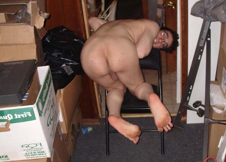16P Photos of a naked geeky twink getting sleazy on cam 