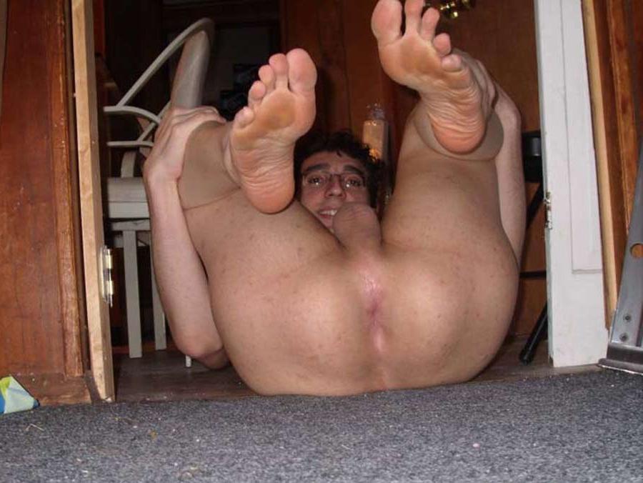 16P Photos of a naked geeky twink getting sleazy on cam 