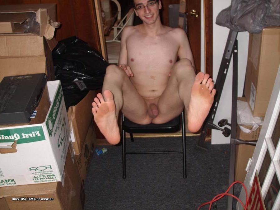 16P Photos of a naked geeky twink getting sleazy on cam 