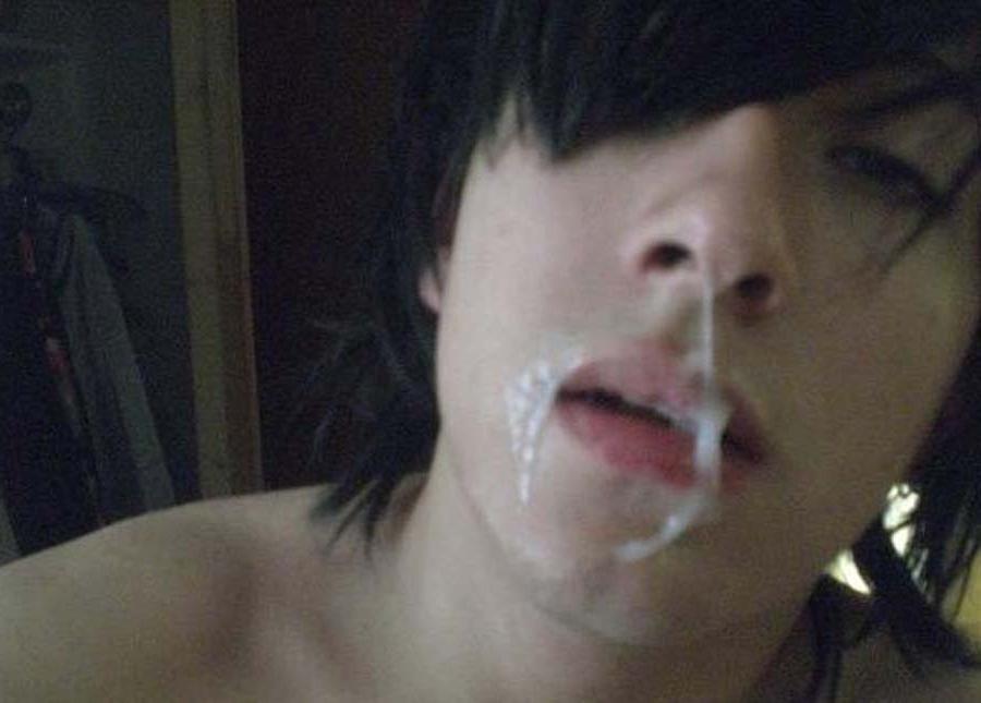 16P Pictures of sexy amateur hunks who got wild and kinky 